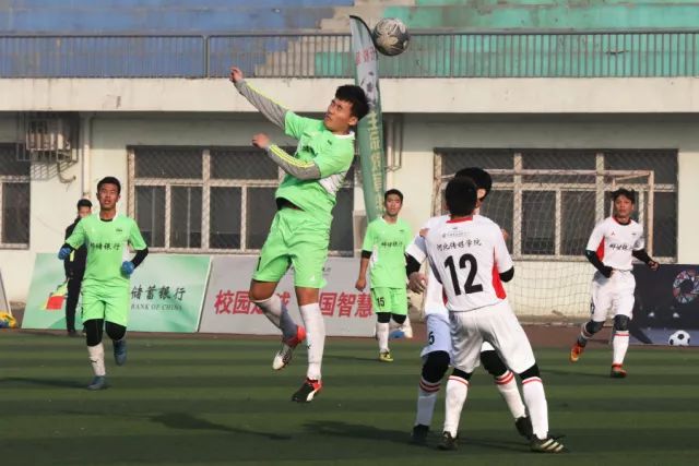杨瀚森精彩训练集锦：双人防守下的左手灌篮